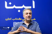 می‌کوشم دیوار بلندی را که میان امروز و گذشته ماست ویران کنم