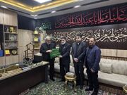 اهدای پرچم گنبد حرم مطهر امام حسین (ع) برای بدرقه پیکر رهبر شهید