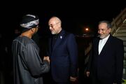 قالیباف با استقبال وزیر خارجه عمان وارد مسقط شد