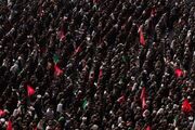 پلاکارد معنادار یک شرکت کننده در مراسم وداع با رهبر شهید انقلاب + عکس