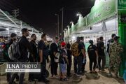 آب خنک، شربت و هندوانه به طور مستمر میان زائران توزیع می‌شود