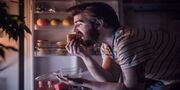 علت میل شدید به خوردن تنقلات در شب