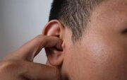 چرا گوش‌تان می‌خارد؟