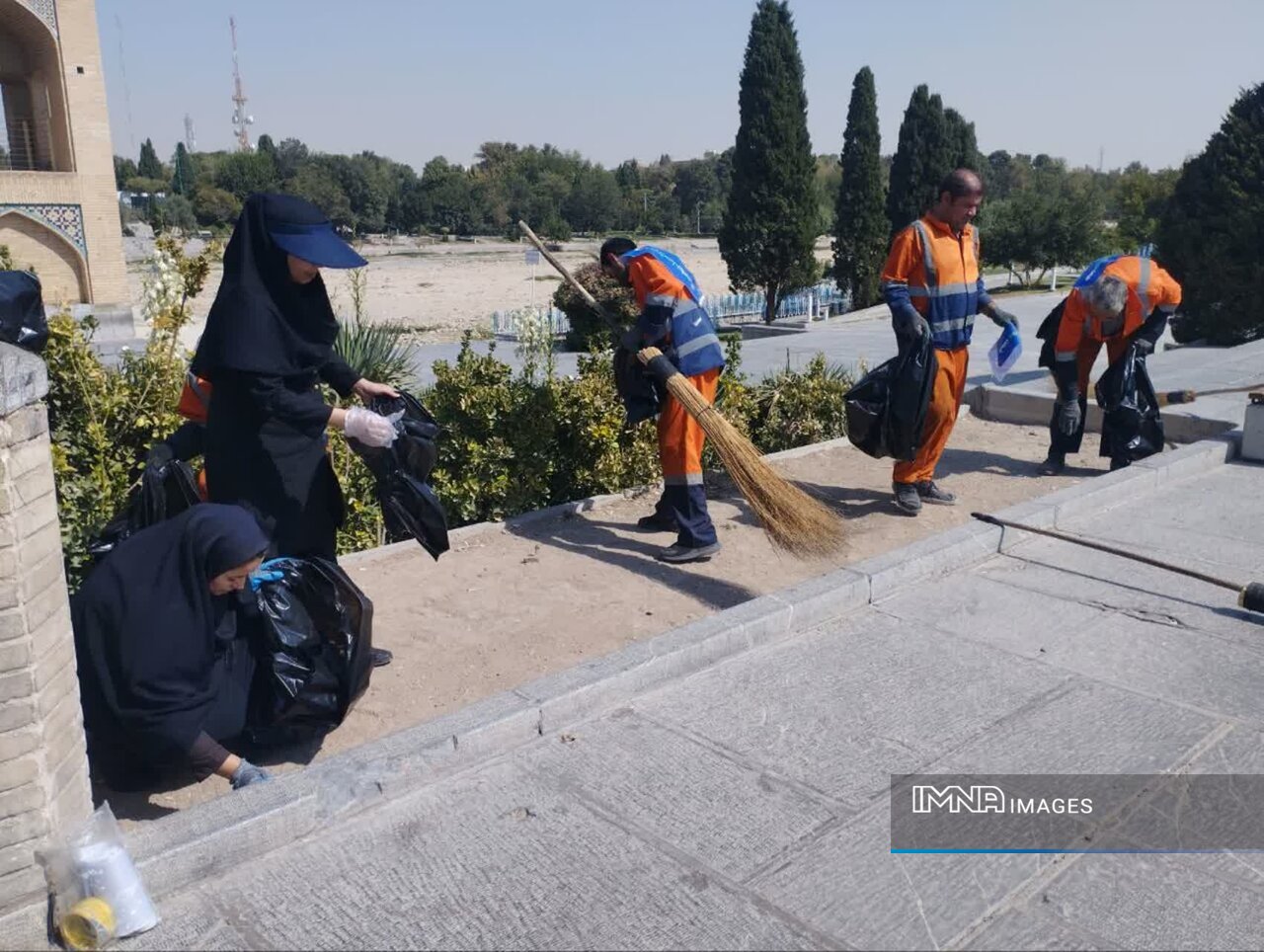 پاکسازی پل خواجو و خیابان آبشار اول اصفهان در روز جهانی بهداشت محیط