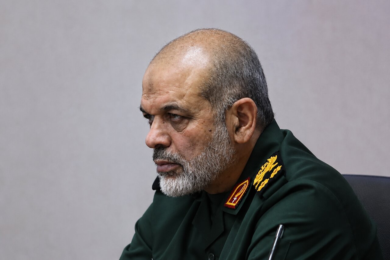 هیچ قدرت فرامنطقه‌ای حق ندارد در تنگه هرمز مداخله کند