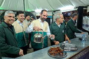 خدمت‌رسانی خادمان شهرداری منطقه ۹ اصفهان در موکب «قرار کَرَم»