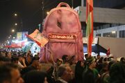 نصب المان «کوله‌پشتی» به یاد دانش آموزان شهید میناب در میدان بسیج مشهد