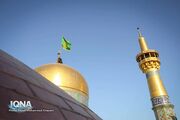 عکس | تعویض پرچم گنبد رضوی همزمان با آغاز ماه ربیع‌الاول