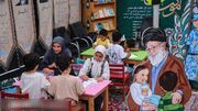 زائران اربعین، کتاب را زمین نمی‌گذارند