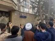 نصب پلاک افتخار بر سر در منزل پدر شهید پدافند هوایی در مشهد