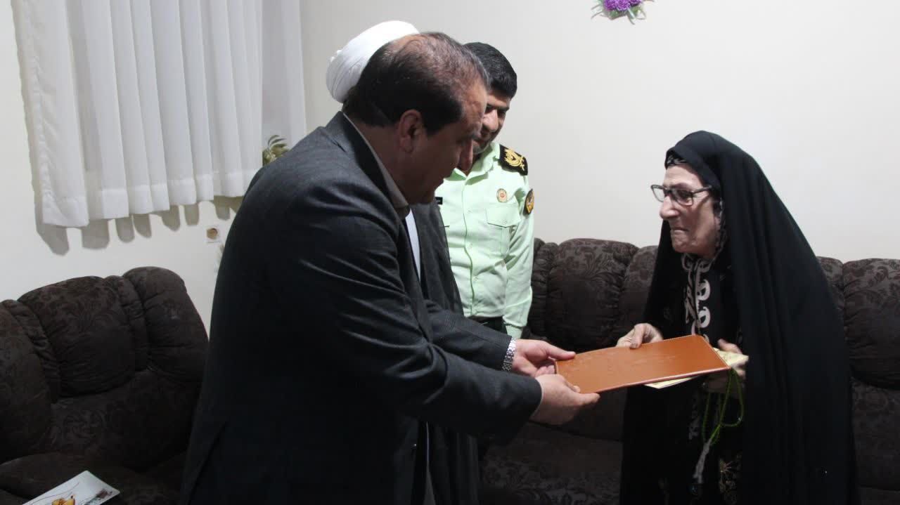 شعرخوانی مادر شهید مفقودالاثر در دیدار با مسئولان ایلام