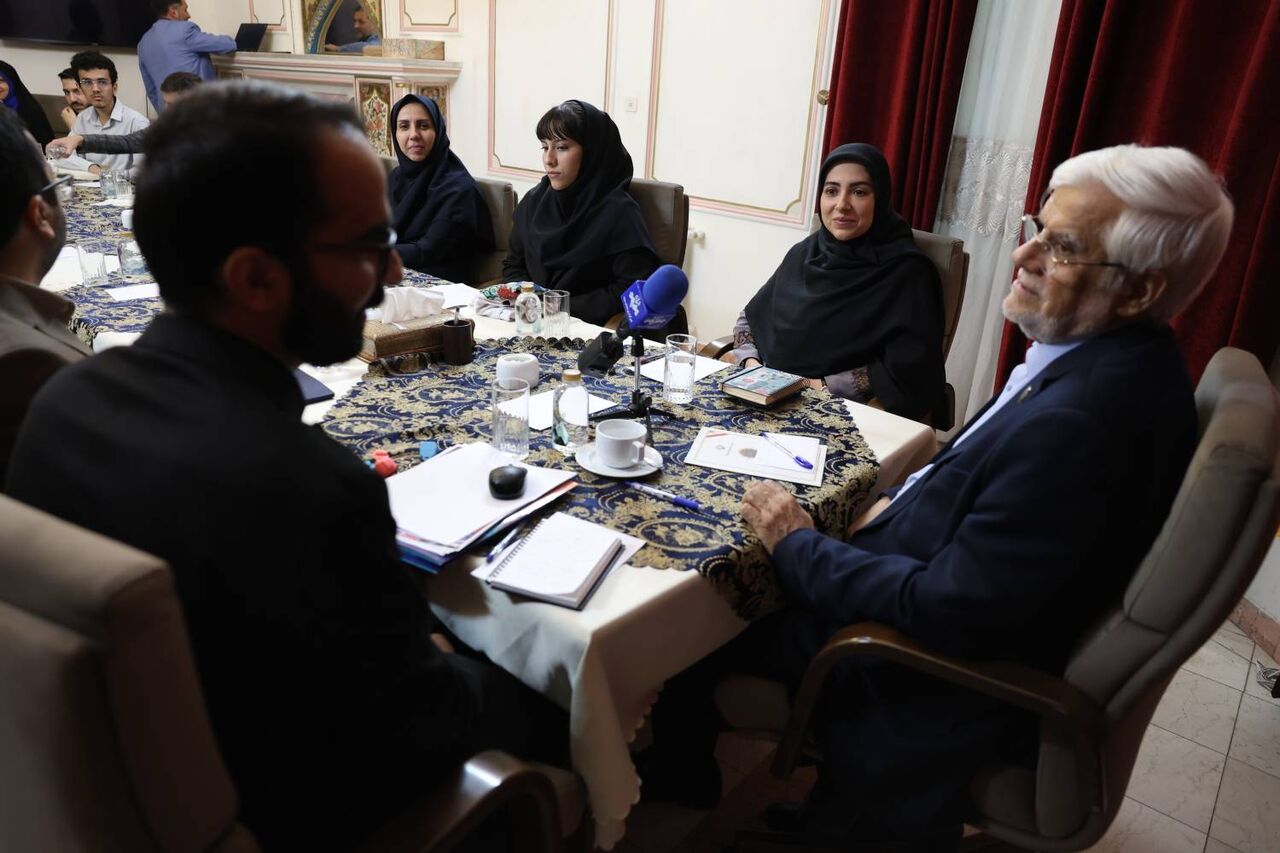 عارف: نظام اداری نباید مانع راه نخبگان شود