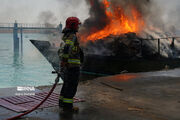 آتش‌سوزی در پارکینگ اسکله فجر جزیره قشم مهار شد+ فیلم