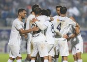 پرواز قوهای انزلی در آسمان اراک با تیرخلاص اسلامی‌خواه