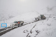 کولاک در گردنه های همدان /امدادرسانی به ۱۳۵ خودروی گرفتار در برف