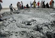 اعجاز زمین‌شناسی در سیستان و بلوچستان؛ گل‌افشان بندر تنگ با مونسون فوران کرد