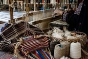 اقتصاد روستا روی دارِ قالی؛ اشتغال پایدار با صنایع‌دستی و دوخت محلی در خاش