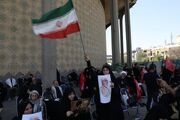 گردهمایی عزاداران در تئاترشهر/ هنرمندان با ادای احترام در تشییع رهبر شهید مشارکت دارند