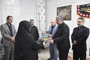 استاندار لرستان: خانواده شهدا بدون چشم‌داشت پای کار انقلاب و نظام هستند