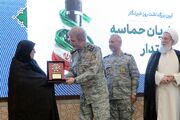 نشان فداکاری به خانواده شهید صحرایی با حضور سرلشکر حاتمی اهدا شد