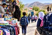 خاش در تکاپوی مهر؛ لبخند دانش‌آموزان در میان هیاهوی خرید ملزومات