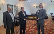 سفیر عراق تابلو دروازه تمدن به استاندار ایلام اهدا کرد