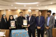 رونمایی از سردیس دانش‌آموزان شهید مینابی در اداره‌کل امور مالیاتی هرمزگان