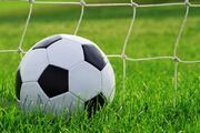 نماز جماعت بازیکنان تیم‌ملی در زمین فوتبال + عکس