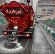 کاهش استفاده از نمک برای پاکسازی معابر تهران با بکارگیری خودروی «فرچه برفروب»