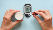 کنترل قند خون در روزه‌داری نه‌تنها روزه را باطل نمی‌کند، بلکه ضروری است