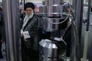 رهبر شهید: من تا نفس دارم از نخبگان حمایت می‌کنم