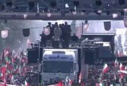 ورود خودرو حامل پیکرهای مطهر رهبر شهید و خانواده ایشان به مسیر تشییع در تهران