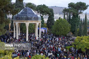 حافظ راه زیست و عشق می‌نماید