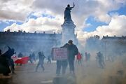 خشونت پلیس در رویارویی با معترضان در فرانسه/«جلیقه زرد»ها هم آمدند