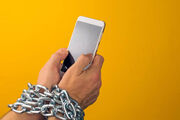پرسه بی‌هدف در تلفن همراه؛ ۵ سال از عمرتان تلف می‌شود