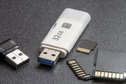 فلش USB یا کارت SD؛ کدام برای ذخیره عکس بهتر است؟