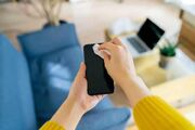 هرگز این مواد را برای تمیز کردن گوشی استفاده نکنید؛ ممکن است نمایشگر را خراب کنید