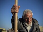 این پیرمرد فلسطینی ۱۸۰۰۰ شهید را به خاک سپرده است + عکس‌ها