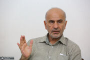 فرشاد مومنی: بیش از ۹۰ درصد شعارهای انقلاب علیه فقر و محرومیت بود/ استراتژی آمریکا در قبال ایران، فروپاشی از درون است و بر خطاهای اقتصادی حساب باز کرده است/ مواجهه با شرایط جدید به تدابیر باکیفیت‌تر نیاز دارد