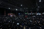 «آه ما ماندیم و آقا پرکشید...» روضه خوانی محمود کریمی در شب عاشورا در جوار قتلگاه رهبر شهید انقلاب