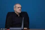 پزشکیان: مردم عزیز اطمینان داشته باشند که صرفاً حضور در محل اصلی مراسم تشییع رهبر شهید معیار ادای احترام و مشارکت در این بدرقه تاریخی نیست/ تمامی شهروندانی که در خیابان‌ها حضور می‌یابند، بخشی از این اجتماع بزرگ ملی و آیین تشییع و وداع محسوب می‌شوند