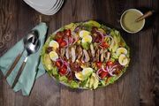 طرز تهیه سالاد کاب با مرغ گریل؛ یک وعده سالم، مقوی و سرشار از پروتئین