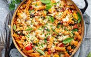 طرز تهیه پاستای سبزیجات با سس ماست و مایونز