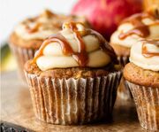 طرز تهیه کاپ‌کیک سیب و دارچین با کرم کارامل نمکی؛ دسری خوشمزه و پاییزی