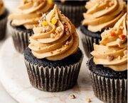 طرز تهیه کاپ‌کیک شکلات تلخ با کرم کره بادام‌زمینی