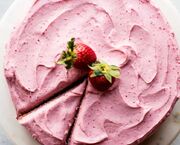 طرز تهیه یک کیک شگفت انگیز؛ کیک توت‌فرنگی خانگی با کرم پنیری