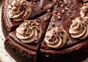 طرز تهیه چیزکیک سه‌گانه شکلاتی با گاناش و پایه بیسکویتی