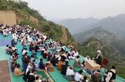 ببینید | نماز جماعت بر بلندای قله