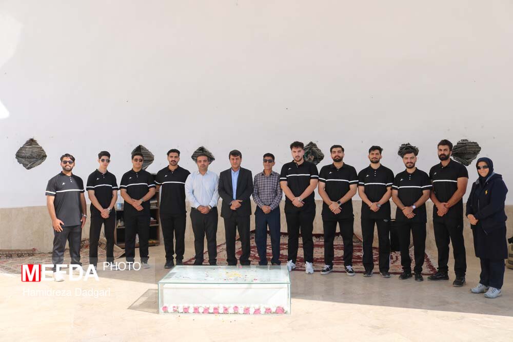 بدرقه تیم ورزشی دانشجویان دانشگاه علوم پزشکی جیرفت  به مسابقات درون‌منطقه‌ای «دوام» از جوار مزار شهید گمنام