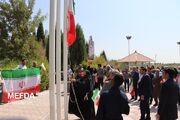 آیین برافراشتن پرچم جمهوری اسلامی ایران و هم‌خوانی سرود ملی در دانشگاه علوم پزشکی کرمان برگزار شد